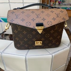 messenger bag. Never worn perfect condition